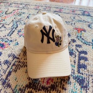 NWOT ✨ New Era Cream Floral New York Yankees 9TWENTY Adjustable Hat
